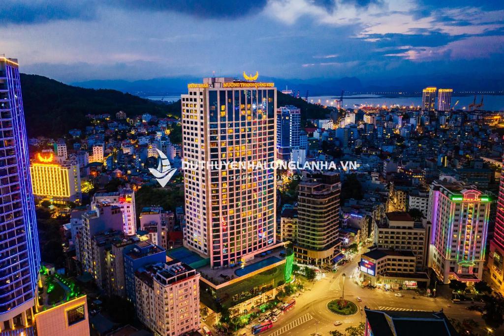 HANG SÁNG TỐI (Vịnh Lan Hạ)