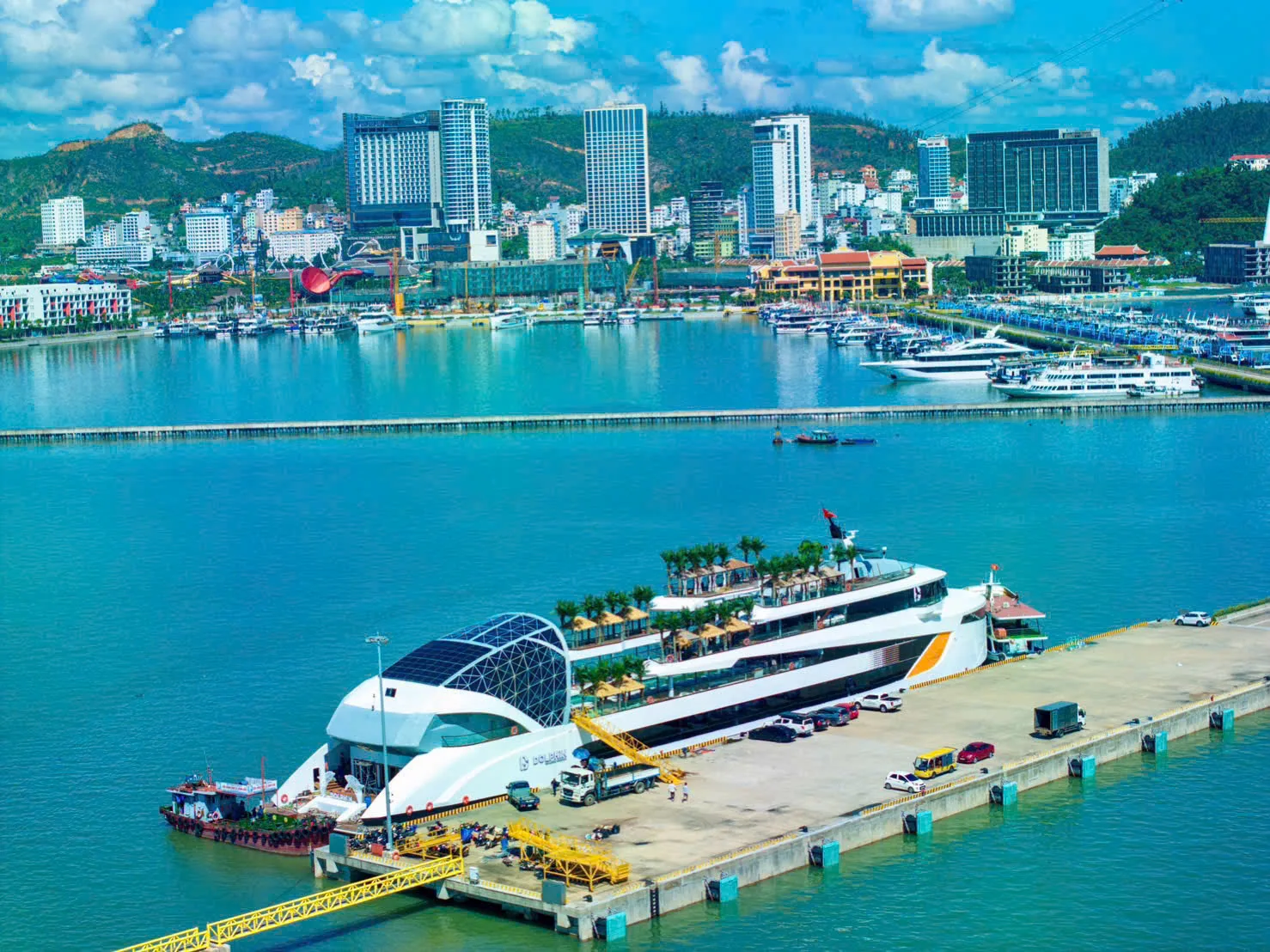 Du thuyền Dophin Hạ Long Cruise tại cảng Sun Hạ Long