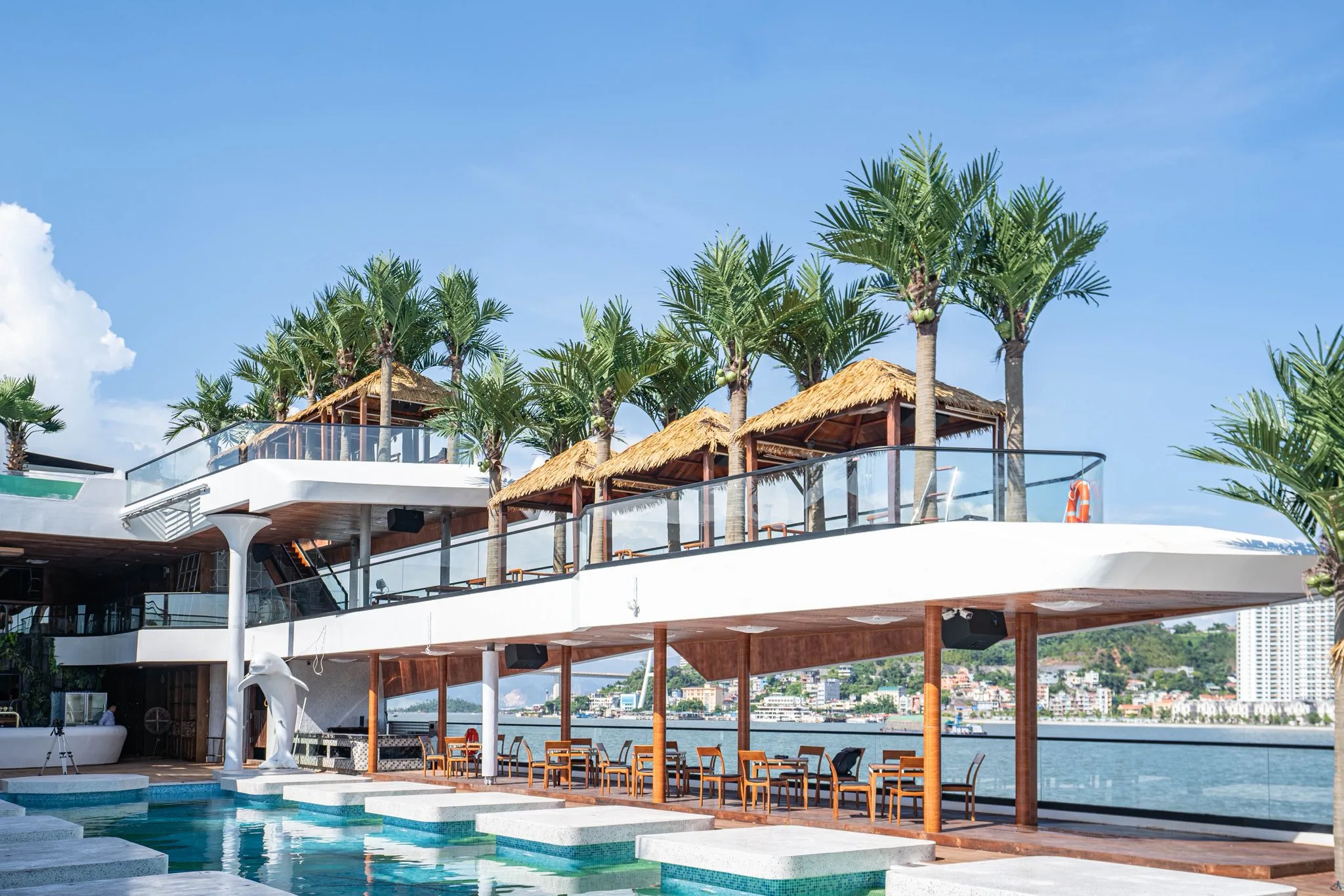 Du thuyền Dolphin Hạ Long Cruise